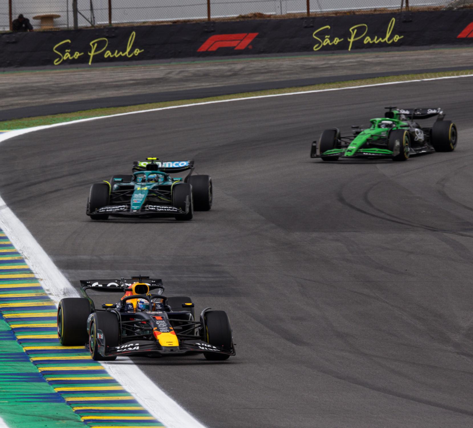 Carros de Fórmula 1 no circuito de Interlagos, em São Paulo